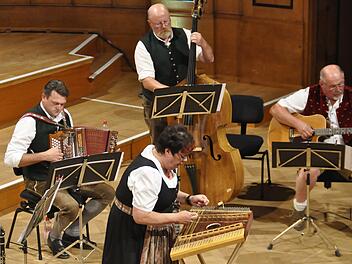 Flotte und besinnliche Weisen interpretierte die "Hoibüche Muisig" aus Gefäll beim Fränkischen Heimatabend in Bad Kissingen. Foto: Peter Klopf