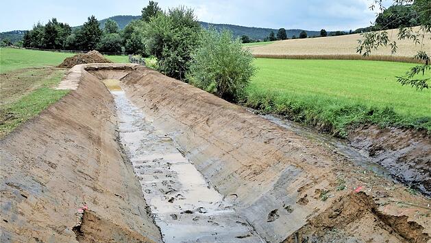 In das neue Regenrückhaltebecken kann der Tauschendorfer Bach künftig einmünden und das Wasser anschließend in gedrosselter Form wieder abgegeben werden.