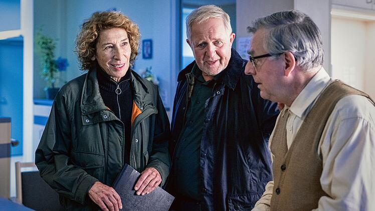 Bibi Fellner (Adele Neuhauser) und Moritz Eisner (Harald Krassnitzer) glauben, dass der ehemalige Oberkellner und heutige Heimbewohner Fritz (Johannes Silberschneider, rechts) eine gute Quelle f&uuml;r Informationen sein k&ouml;nnte.