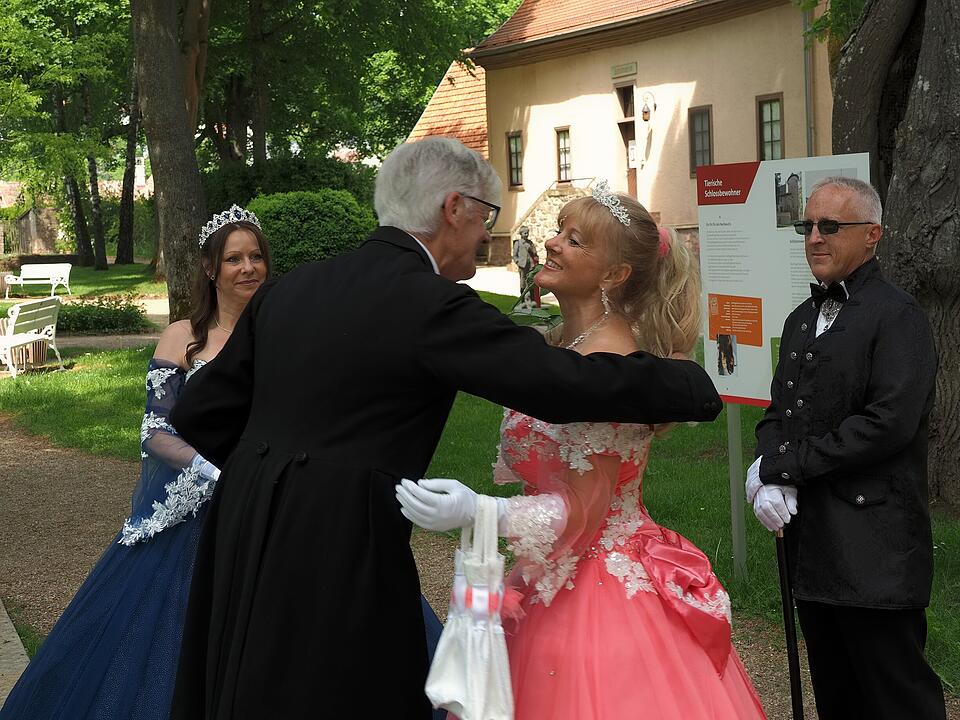 Themenf&uuml;hrungen, Kreativangebote und Live-Musik