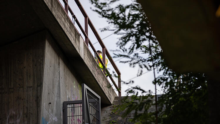 Unbekannte setzten Holzplatten an Bahnbr&uuml;cke in Brand: Zugverkehr erheblich beeintr&auml;chtigt