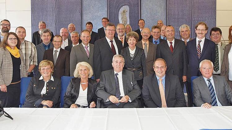 Die geladenen EhrengästemitAltlandrat Reinhard Leutner in der Mitte. Foto: Landratsamt
