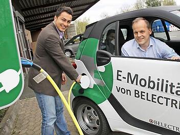Yusuf Akdeniz (Belectric Drive) füllt den Stromtank. Dann gibt Jürgen Engbring (Leoni) Gas.