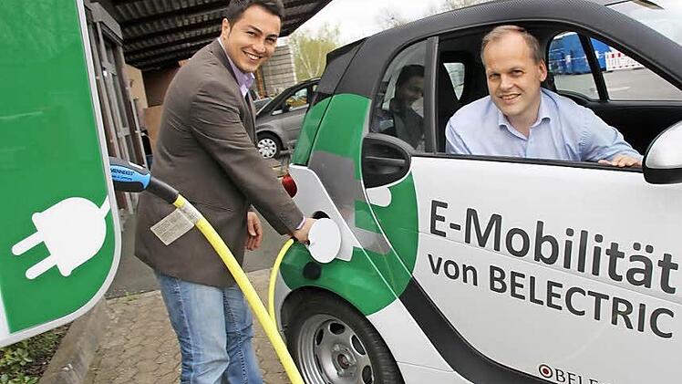 Yusuf Akdeniz (Belectric Drive) füllt den Stromtank. Dann gibt Jürgen Engbring (Leoni) Gas.