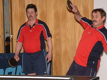 Im Schlussdoppel sicherten die Brüder Peter und Dieter Scholz (von links) vom TSV Weißenbrunn das 8:8 beim SV Fischbach III. Beide hatten auch bereits das Eingangsdoppel gewonnen,  Foto: Hans Franz