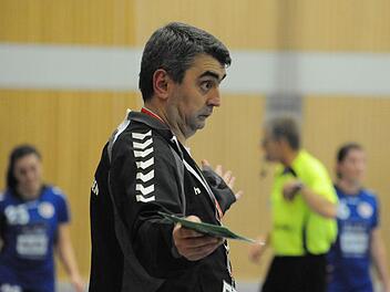 Der Dirigent an der Seitenlinie: SG-Trainer Harun Tucovic. Foto: Hopf
