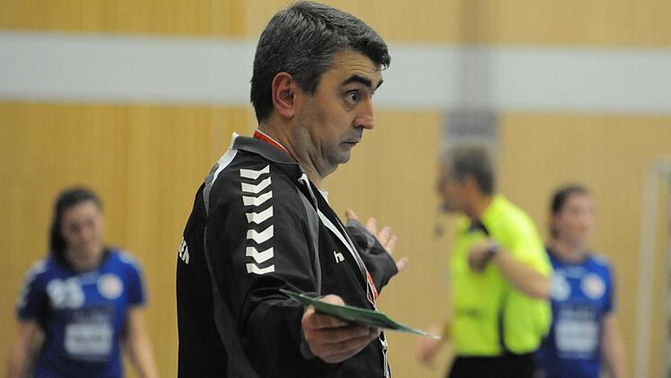 Der Dirigent an der Seitenlinie: SG-Trainer Harun Tucovic. Foto: Hopf