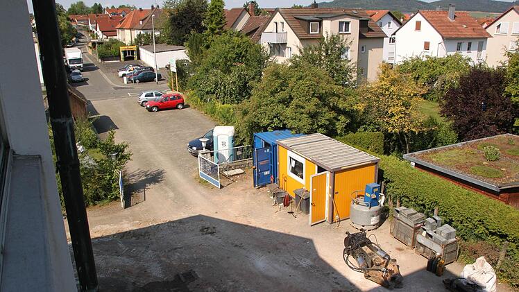 So sieht die Zufahrt zur Pinselfabrik von der Jahnstraße derzeit aus. Sie bleibt erhalten; eine zweite kommt hinzu,