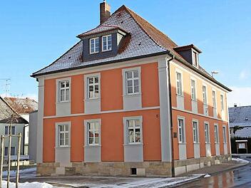 Im neuen Glanz sowohl innen wie außen erstrahlt das Pfarramts- und Dekanatsgebäude in Michelau. Fotos: Klaus Gagel
