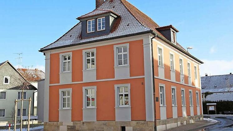 Im neuen Glanz sowohl innen wie außen erstrahlt das Pfarramts- und Dekanatsgebäude in Michelau. Fotos: Klaus Gagel