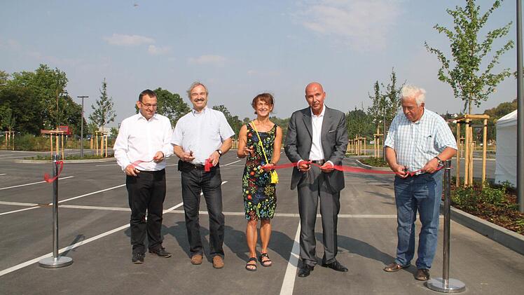 Baur-Bereichsleiter Erhard Ströhl, Architekt Michael Lutz, Bürgermeisterin Christine Frieß, Baur-Geschäftsführer Olaf Röhr und der Seniorchef der Dechant-Firmengruppe, Alois Dechant, durchschnitten das Absperrband. Foto: Gerda Völk
