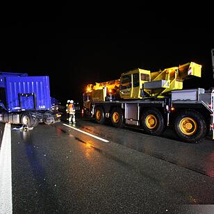 Sattelzug kracht auf der A9 in Beton-Leitplanke