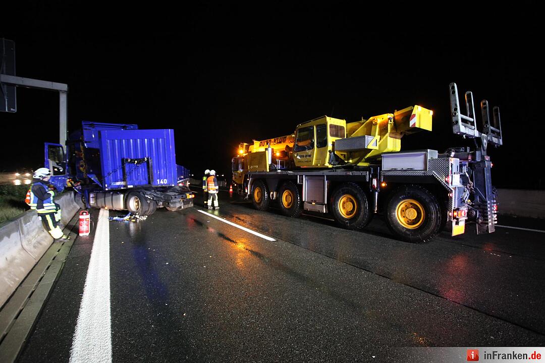 Sattelzug kracht auf der A9 in Beton-Leitplanke