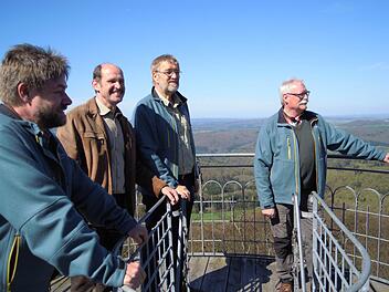 Endlich wieder zugänglich: Der Dreistelzturm. Hans-Peter Meixner (von links), Dieter Muth, Heinrich Hümpfner und Wolfram Zeller beim ersten Aufstieg der Saison. Foto: Julia Raab