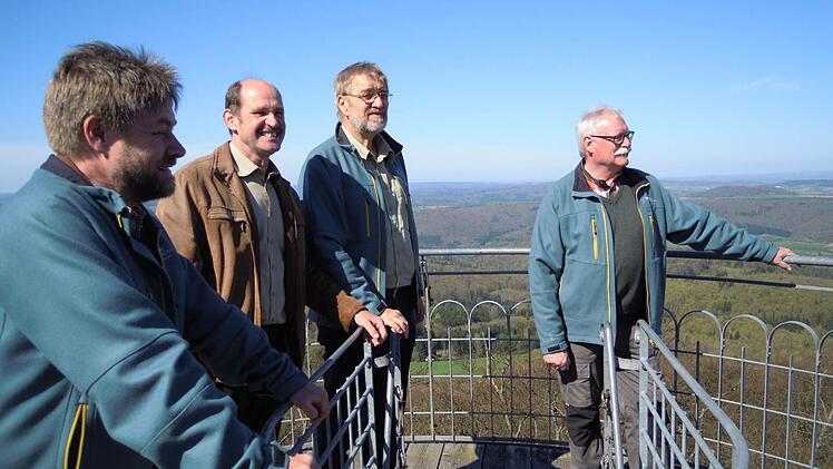 Endlich wieder zugänglich: Der Dreistelzturm. Hans-Peter Meixner (von links), Dieter Muth, Heinrich Hümpfner und Wolfram Zeller beim ersten Aufstieg der Saison. Foto: Julia Raab