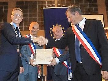 Bürgermeister Bezold und sein Amtskollege Portebois geben sich die Hand.  Foto: Petra Malbrich