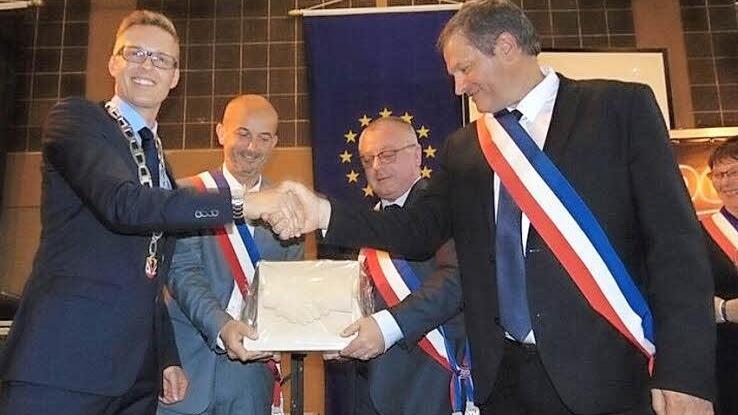 Bürgermeister Bezold und sein Amtskollege Portebois geben sich die Hand.  Foto: Petra Malbrich