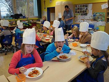 Dass gesunde Ernährung auch lecker sein kann, kann man auf diesem Bild unschwer erkennen. "Gezaubert" hatten das Menü die Kids, mit etwas Unterstützung, selbst.  Foto: Manfred Mellenthin