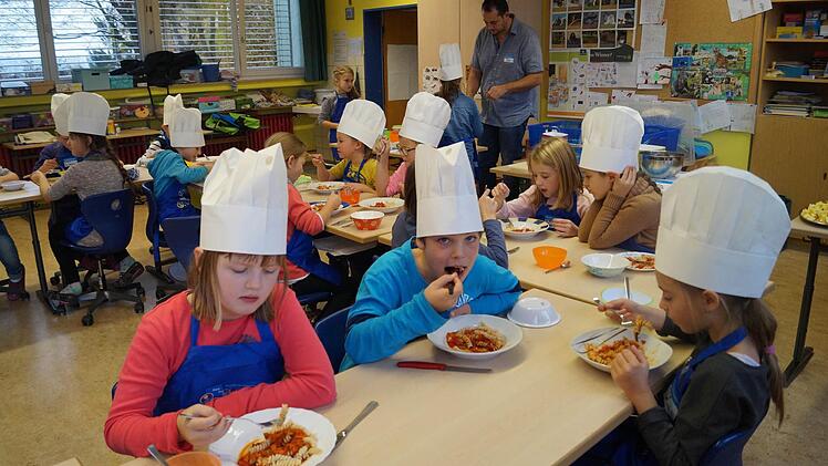 Dass gesunde Ernährung auch lecker sein kann, kann man auf diesem Bild unschwer erkennen. "Gezaubert" hatten das Menü die Kids, mit etwas Unterstützung, selbst.  Foto: Manfred Mellenthin