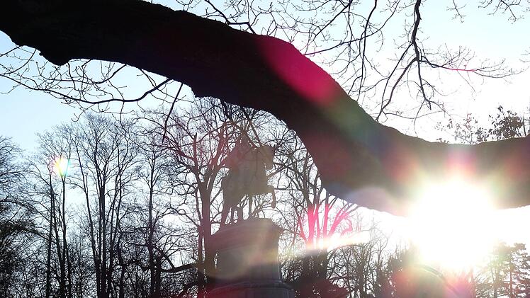Blick auf das Reiterdenkmal im Coburger Hofgarten im Gegenlicht am frostigen SonntagmorgenFoto: Jochen Berger
