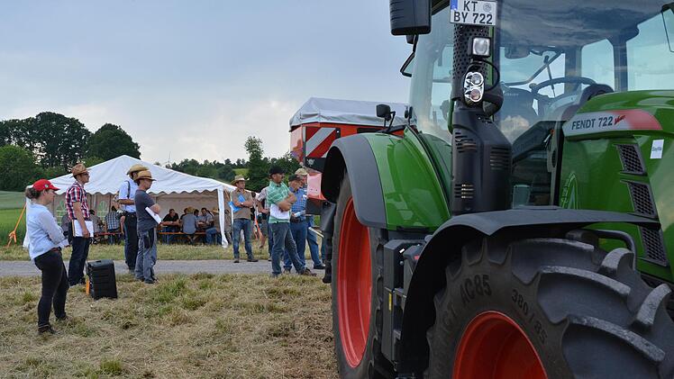 Nat&uuml;rlich durfte auch eine Vorf&uuml;hrung landwirtschaftlicher Ger&auml;te nicht fehlen. Hier wurden zwei D&uuml;ngerstreuer vorgef&uuml;hrt.  Foto: Bj&ouml;rn Hein