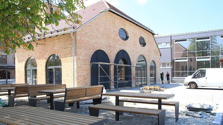 Die Außenanlagen rund um das alte Heizhaus sind weit fortgeschritten. Wird der Kulturraum bald "Karl-Baßler-Haus" heißen? Foto: Christian Bauriedel