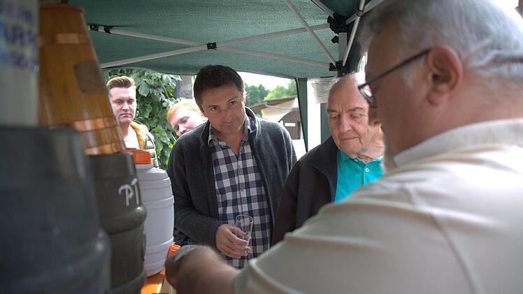 Auf reges Interesse stieß die Verkostung von fünf Bieren aus dem Rodachtal, die Biersommelier Markus Raupach auf Einladung der Initiative Rodachtal am Samstag beim Brauhausfest in Unterelldorf anbot. Geduldig standen die Test-Trinker Schlange, um sich - wie hier von Helfried Schleicher (Brautraditionsverein Unterelldorf) - einschenken zu lassen. Foto: Bettina Knauth