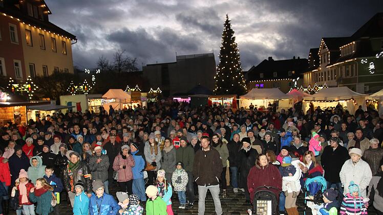 Zur Verlosung der Werbegemeinschaft füllte sich die Marktplatz