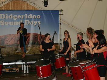 Unter der Überschrift "Samba meets Didgeridoo" trafen sich die Coburger Samba Gruppe "Tucurui" und Ansgar Stein (Didgeridoo), um mit einem unwahrscheinlichen Auftritt die Gäste förmlich von den Sitzen zu reißen. Foto: Martin Rebhan