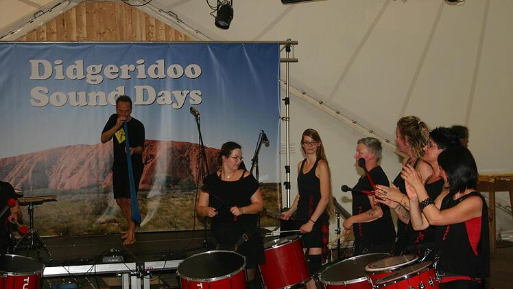 Unter der Überschrift "Samba meets Didgeridoo" trafen sich die Coburger Samba Gruppe "Tucurui" und Ansgar Stein (Didgeridoo), um mit einem unwahrscheinlichen Auftritt die Gäste förmlich von den Sitzen zu reißen. Foto: Martin Rebhan