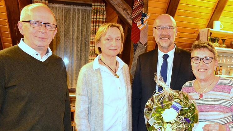 Dirigent Dmitrij Romanetskij (von links) sowie Dorothea Heuer-Kretschmer, Georg Schmitt, Waltraud Hassa