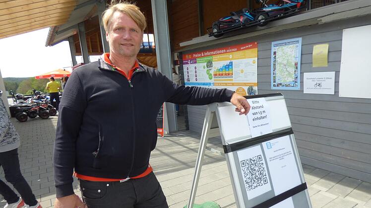 Wer in den E-Park von Werner Schmitt will, muss sich per QR-Code (re.) registrieren.