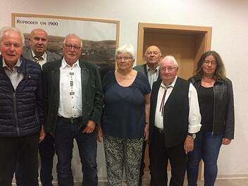 Die letzten Ehrungen beim Gesangverein Rupboden: Der Verein wird sich auflösen. Das Bild zeigt (von links): Reinhold Hänlein, Michael Neigert, Roland Fischer, Irma Bohn, Walter Oster, Adam Reusch und Sabine Schiffler.