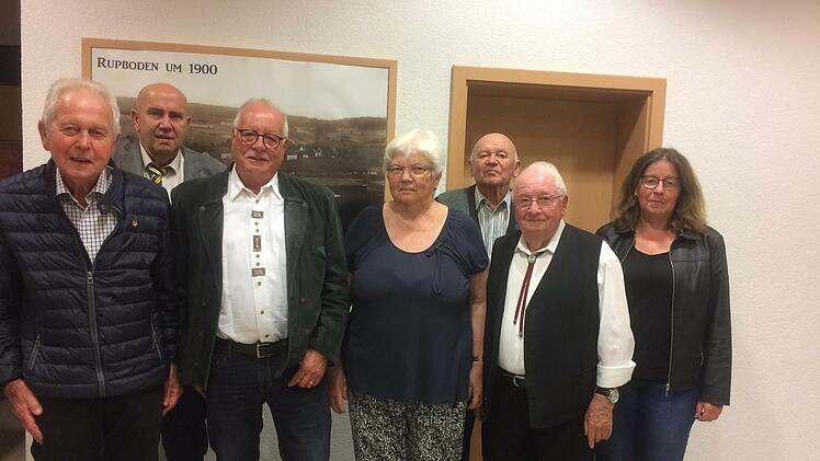 Die letzten Ehrungen beim Gesangverein Rupboden: Der Verein wird sich auflösen. Das Bild zeigt (von links): Reinhold Hänlein, Michael Neigert, Roland Fischer, Irma Bohn, Walter Oster, Adam Reusch und Sabine Schiffler.
