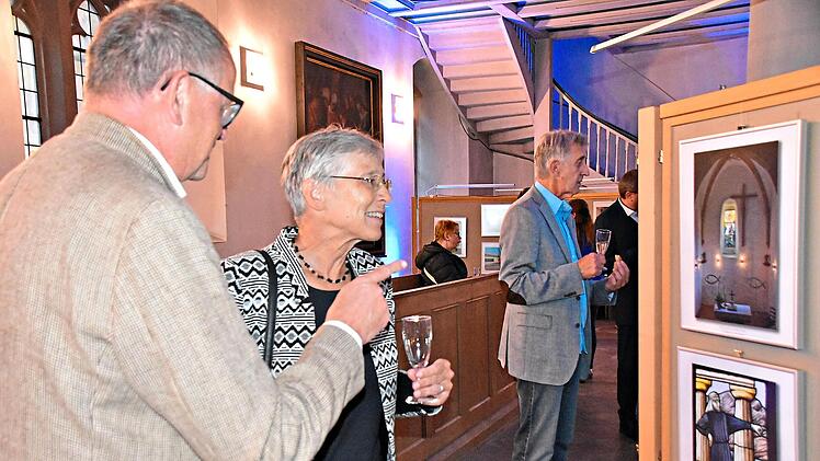 Dekan Friedrich Hohenberger mit Schirmherrin Berthild Sachs, Regionalbisch&ouml;fin, bei der Vernissage in der Petrikirche.Uschi Prawitz