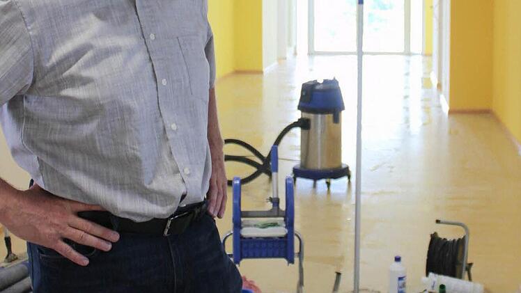 Im frisch renovierten Westbau ist zur Zeit die Putzkolonne zu Gange. Bernd Lohneiß freut sich schon auf die neuen Räume.