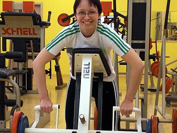 Kraftmaschine: Bis zu fünf Mal in der Woche trainiert Ulrike Zehner vor wichtigen Wettkämpfen. Dabei stemmt sie nicht nur Gewichte, sondern holt sich auch an anderen Geräten Kraft und Ausdauer. Foto: Pfannes