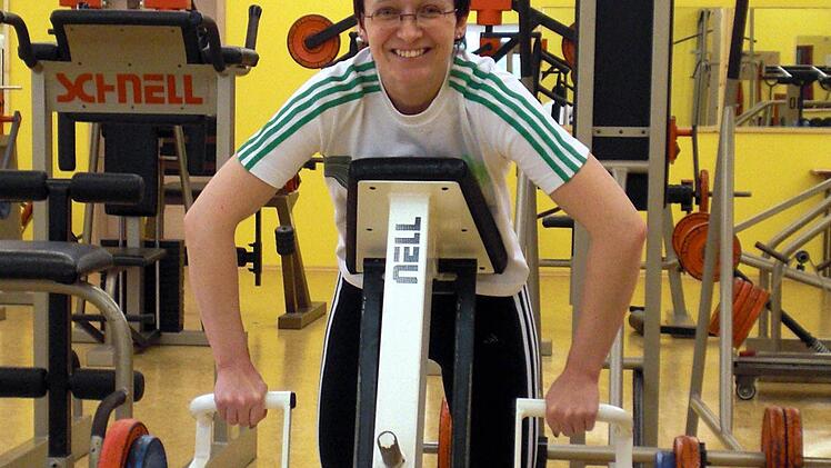 Kraftmaschine: Bis zu fünf Mal in der Woche trainiert Ulrike Zehner vor wichtigen Wettkämpfen. Dabei stemmt sie nicht nur Gewichte, sondern holt sich auch an anderen Geräten Kraft und Ausdauer. Foto: Pfannes