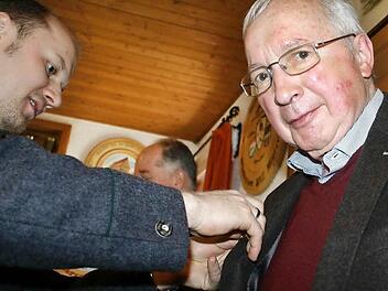 Manfred Erbar erhielt seine Auszeichnung vom Sportleiter Marcel Will.  Fotos: Thomas Meyer