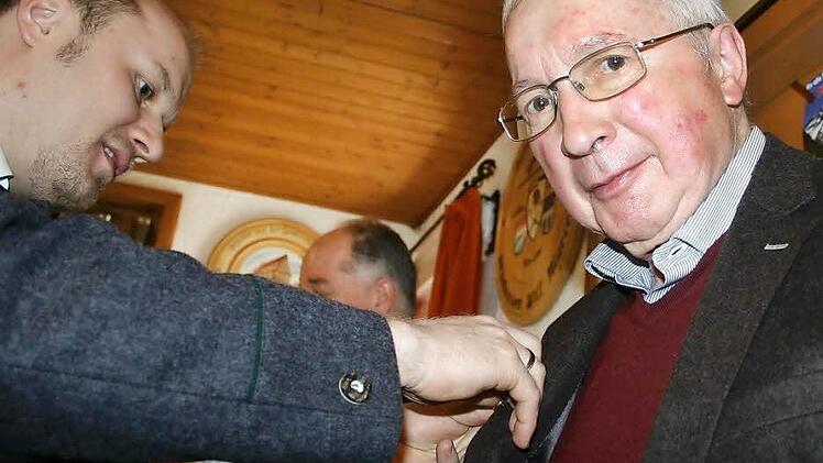 Manfred Erbar erhielt seine Auszeichnung vom Sportleiter Marcel Will.  Fotos: Thomas Meyer