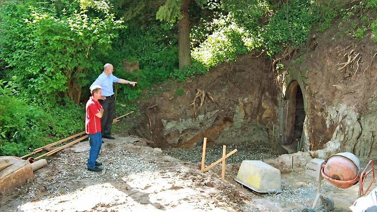 Gemeinderäte Siegfried Kirchner und Robert Bohla begutachten die Maßnahmen an den Kellern in Untermerzbach.  Foto: Becht