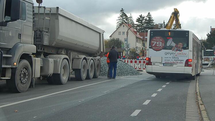 Voraussichtlich noch bis Mittwochnachmittag ist der Bahnübergang in der Rodacher Straße gesperrt. Stadtbusse auf der Linie 1 müssen deshalb separate Schleifen fahren. Fotos: Oliver Schmidt