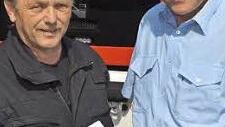 Günther Barth hat hunderte Fahrer von Feuerwehrfahrzeugen geschult. Kreisbrandrat Benno Metz überreichte ihm dafür eine Dankesurkunde.  Foto: Peter Rauch