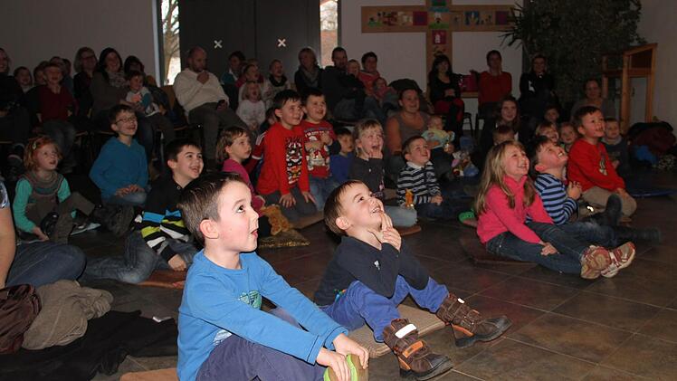 Aufmerksam verfolgen die kleinen Besucher das Geschehen auf der Bühne, hingerissen zwischen Angst und Schadenfreude. Foto: Gerda Völk