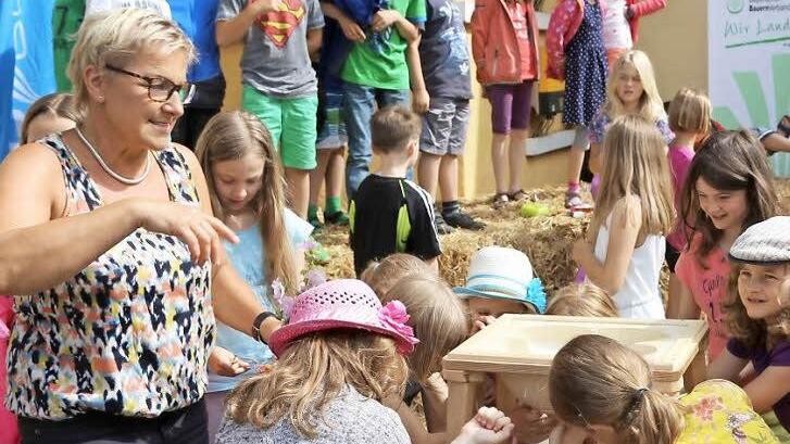 Kreisbäuerin Rosi Kraus erklärte am Eurtermodell, wie eine Kuh von Hand gemolken wird.