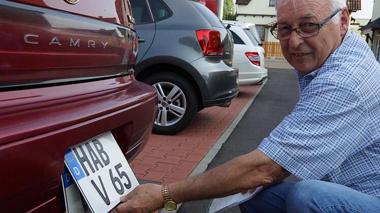 Als Kurt Jäger sein neues HAB-Nummernschild anschraubte, war es noch etwas Besonderes, mittlerweile haben es viele. Fotos: Arkadius Guzy