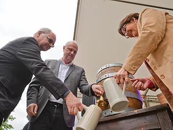 Bürgermeister Gerald Brehm bekam beim Bieranstich zum ersten Mal Unterstützung von seiner Frau Maria. Auch Dekan Kilian Kemmer assistierte.  Fotos: Ronald Rinklef