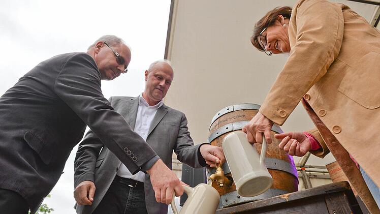 Bürgermeister Gerald Brehm bekam beim Bieranstich zum ersten Mal Unterstützung von seiner Frau Maria. Auch Dekan Kilian Kemmer assistierte.  Fotos: Ronald Rinklef
