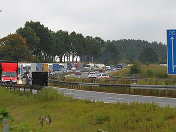 Polizei und Rettungskräfte bergen auf der A70 den umgekippten Anhänger kurz hinter der Anschlussstelle Neudrossenfeld. Foto: Jochen Nützel