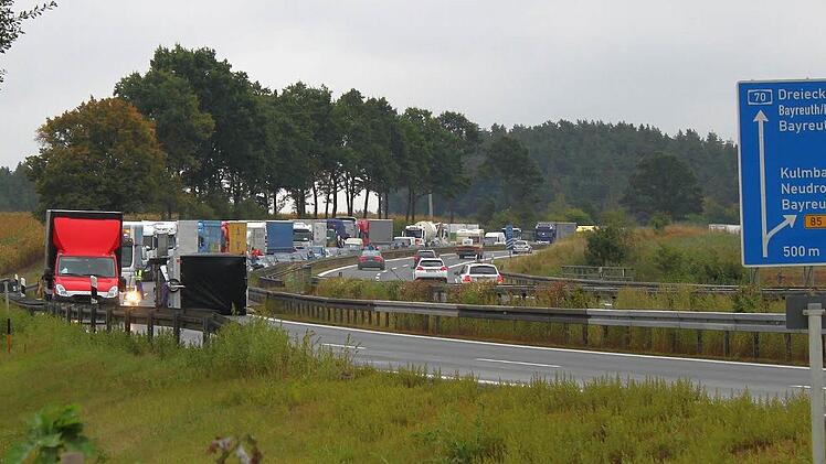 Polizei und Rettungskräfte bergen auf der A70 den umgekippten Anhänger kurz hinter der Anschlussstelle Neudrossenfeld. Foto: Jochen Nützel